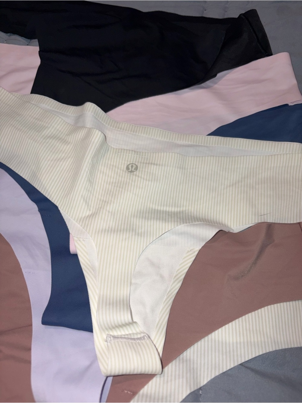 Lululemon NWOT 9 pair of thong panties size M - Picture 5 of 7
